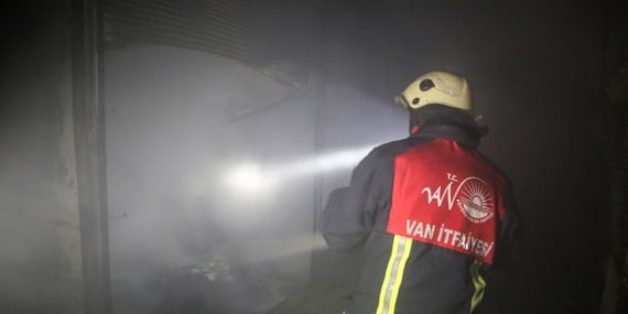 Video-Van’da yangın Mısır Çarşısı’nı kullanamaz hale getirdi