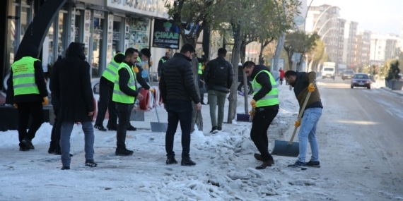 Van’da VASKİ çalışanları  karla mücadele çalışmalarında yer aldı