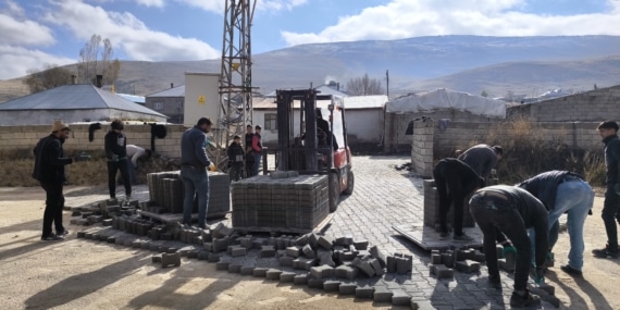 Çaldıran Belediyesi ilçedeki toprak yolları bir bir modern yollara dönüştürüyor