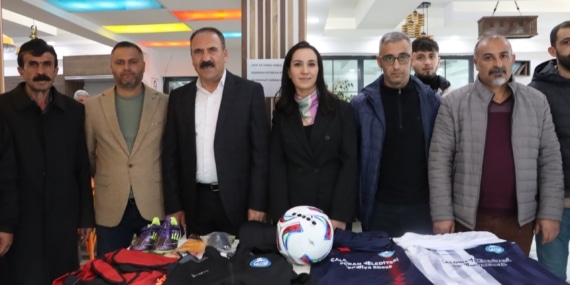 Çaldıran Belediyesi’nden ilçenin tek takımı Çaldıranspor’a malzeme desteği