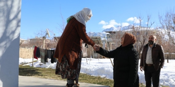 İpekyolu Belediyesinden gecikmiş ziyaret: Kapılar çalındı sorunlar not edildi