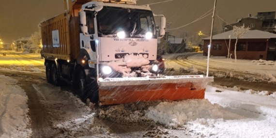 Van kar altında 420 mahalle ile mezra yolu ulaşıma kapandı