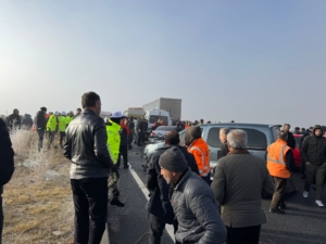 Van’da  iki zincirleme trafik kazası: Anayol yaralılarla doldu - van kaza3