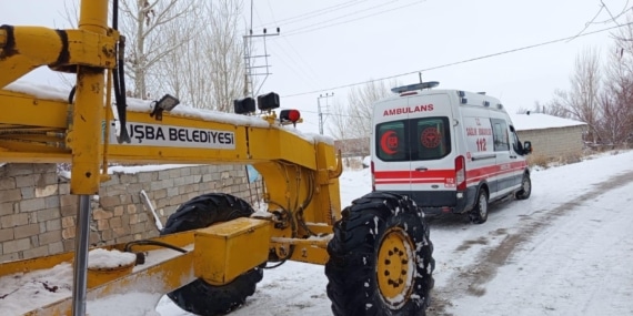 Van’da kardan dolayı mahsur kalan ambulans kurtarıldı